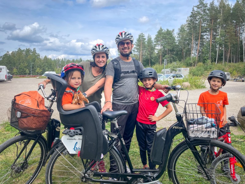 Het hele gezin op pad tijdens een begeleide fietstour door het filmlandschap van Mariannelund, Zweden