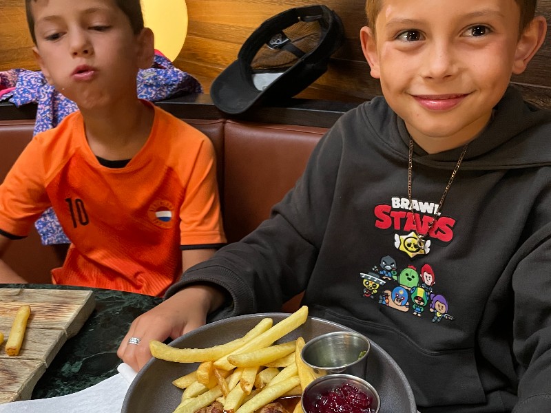 Lekker frietjes en Zweedse gehaktballetjes eten met de kinderen by Brygghuset