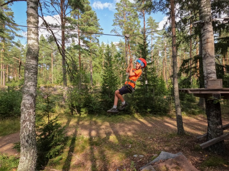 wiehoe lekker sjezen aan de zipline op het parcours voor de kleintjes in Vimmberby Adventure!