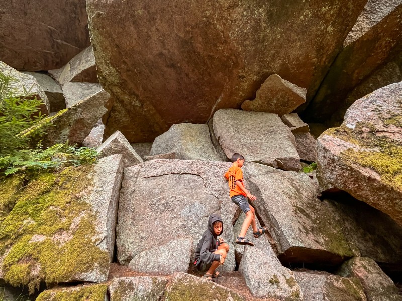Indrukwekkende rotsen in het 'Trollenbos'