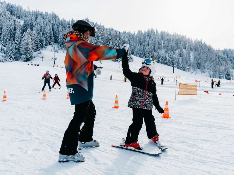 vinea wintersport reisleider en kind