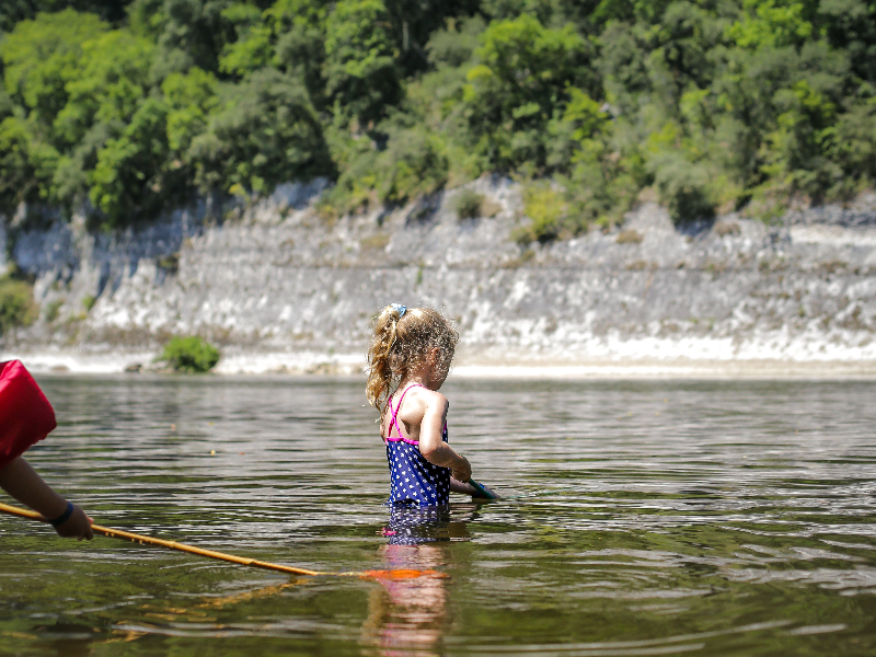 Lekker met een schepnetje vissen in de rivier de Dordogne.