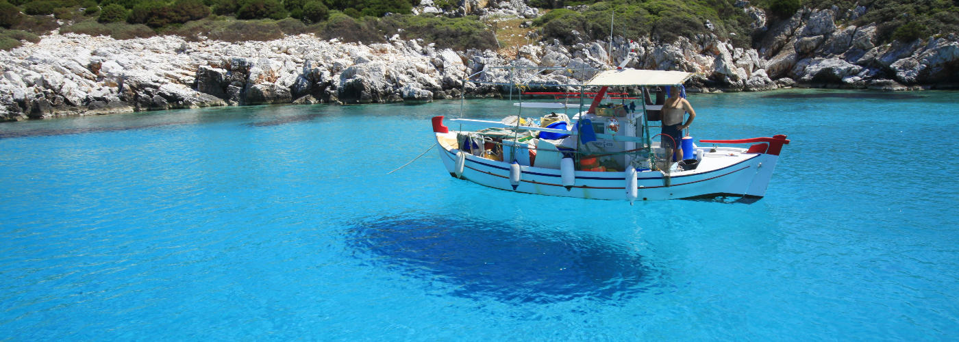 Vissersbootje voor de kust van Evia, Griekenland