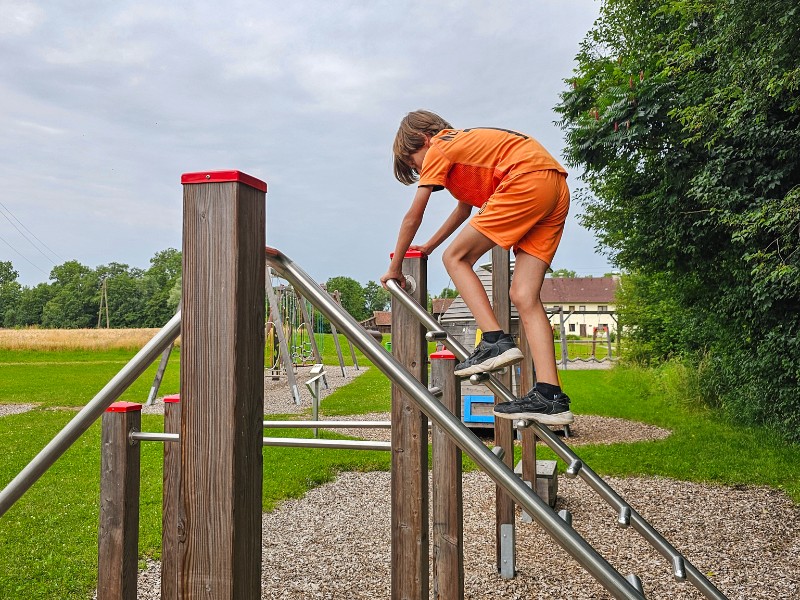 Quinn op een van de vele toestellen in het gratis Aktivpark in Vitalwelt, Opper-Oostenrijk