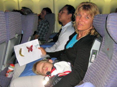 Tycho slaapt in het vliegtuig naar Bangkok