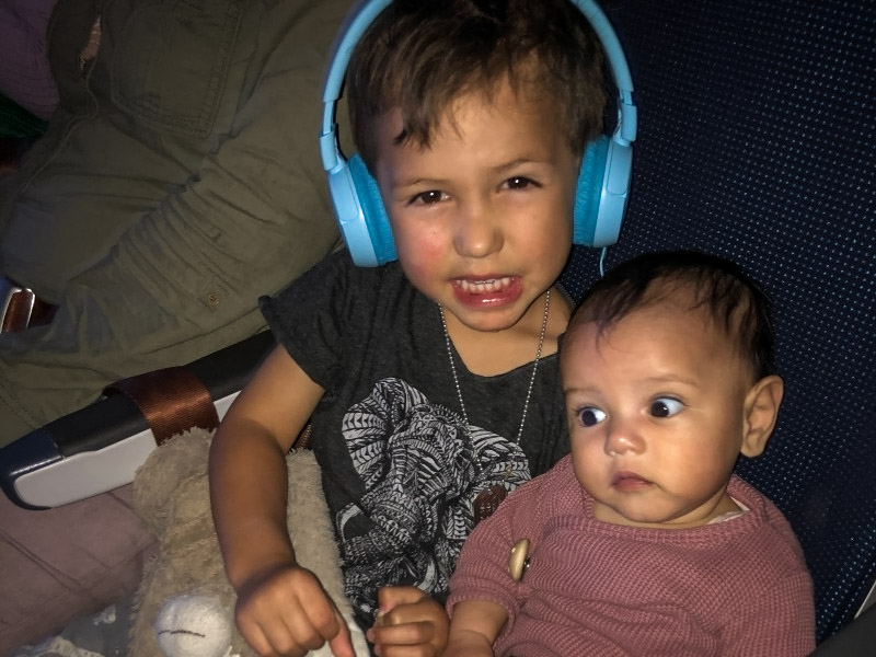 Peuter en baby op een stoel