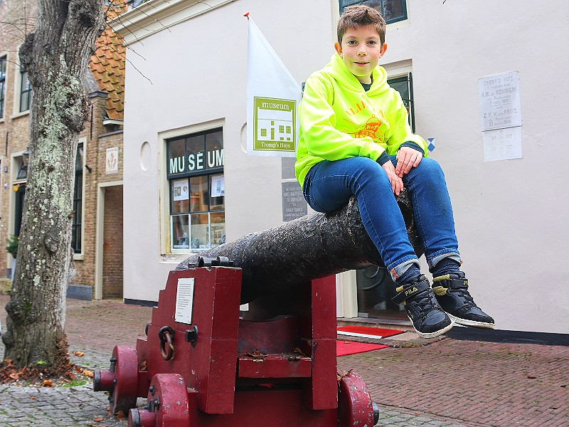 Op het kanon bij de ingang van Museum Tromp's Huis