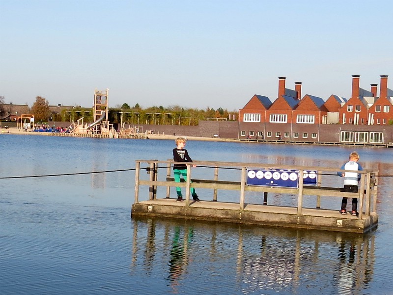 Vlotvaren op het meer, met de speeltuin op de achtergrond