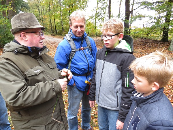 Aandachtig luisteren naar de Boswachter
