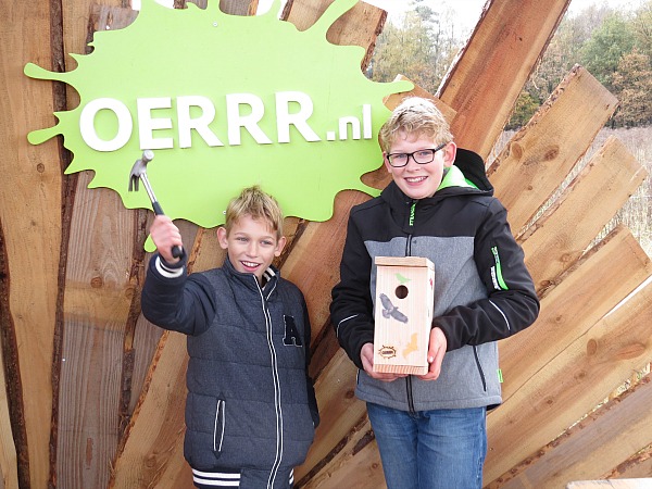 Trots op het zelf gemaakte vogelhuisje van Oerrr