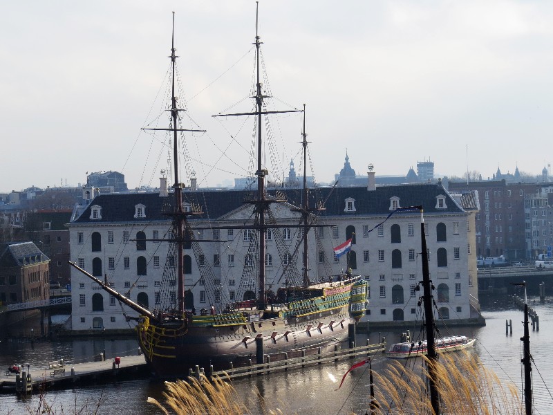 Het VOC schip bij het Scheepvaartmuseum in Amsterdam