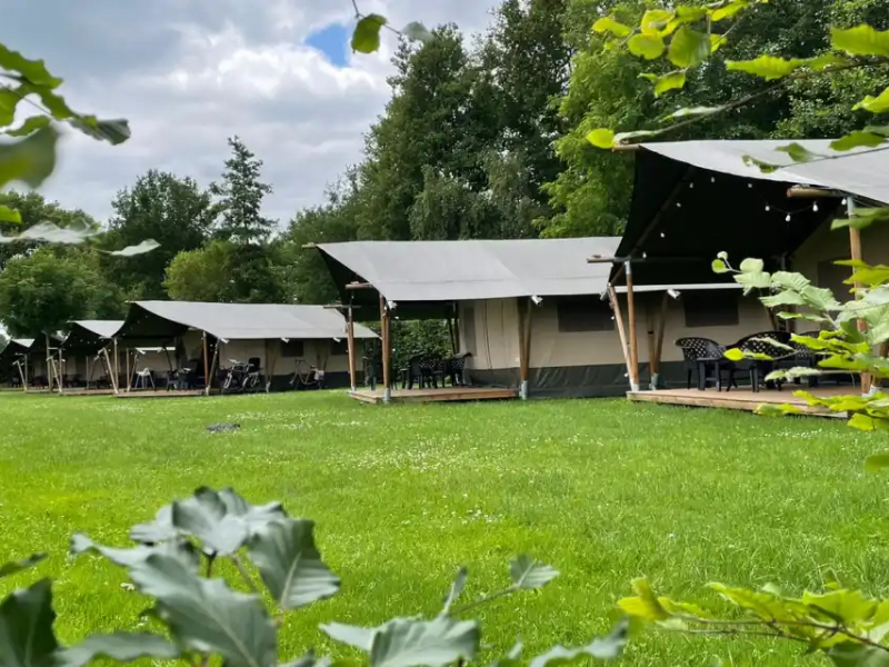 Fijne ingerichte safaritenten op camping Emmen in Drenthe.