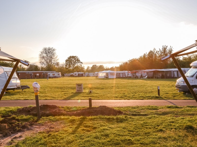 Het grote kampeerveld op camping de Kleine Wielen in Friesland