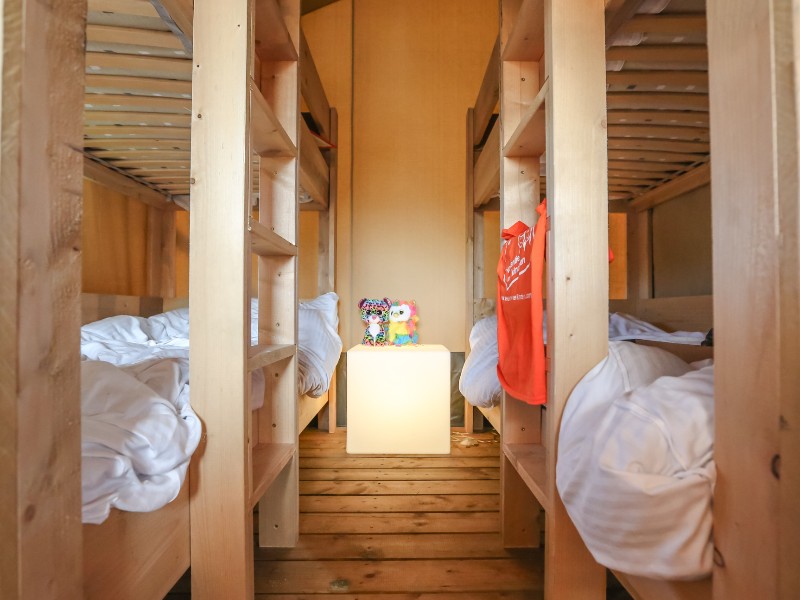 De slaapkamer van de kids in de Vodatent. Hier staan twee stapelbedden inclusief beddengoed.