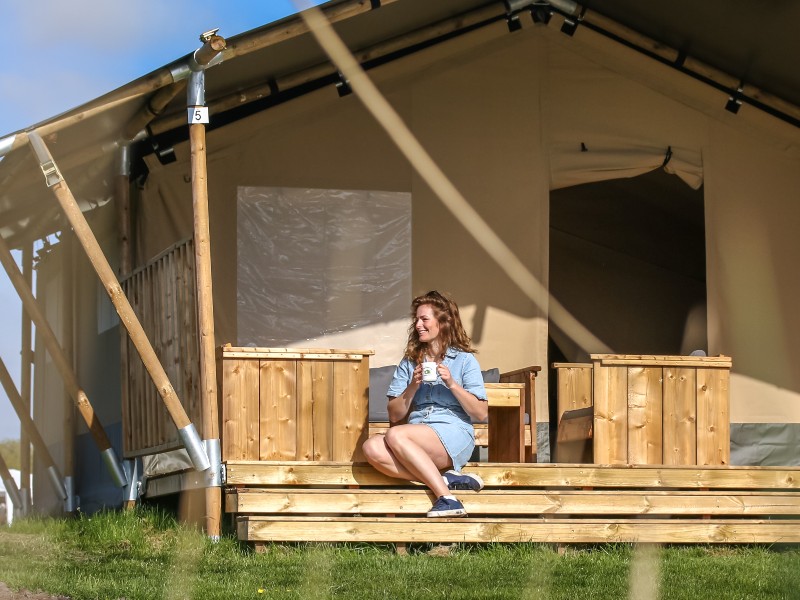 Elisabeth in de ochtendzon in hun Vodatent op Campin de Kleine Wielen in Friesland