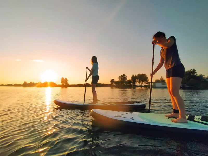 Suppen op het meer aan camping Natuurlijk de Veenhoop in Friesland