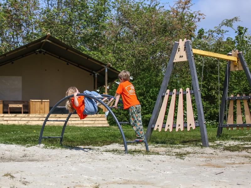 Lekkeer spelen voor de veranda 