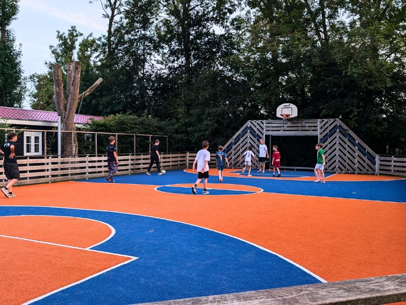 Voetballen op het multifunctionele sportveld van EuroParcs Bad Hoophuizen
