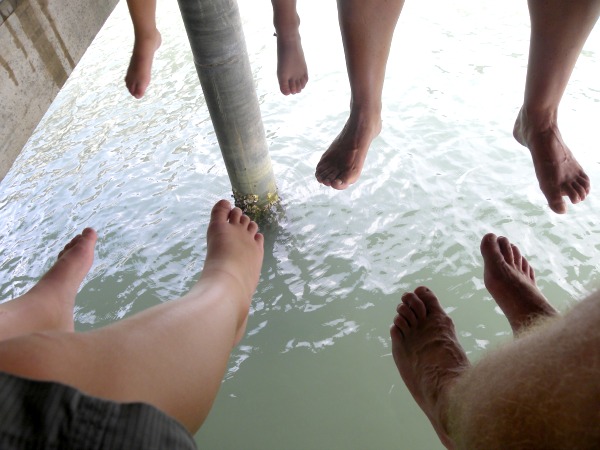 Lunch met de voeten boven het water in Bang Bao