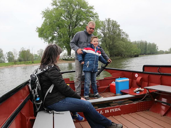 Hulpschipper in opleiding op het voetveer!