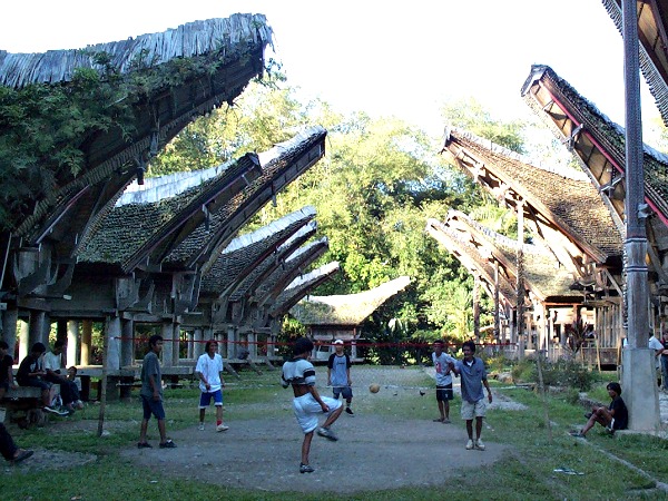 Een potje voetvolley in een Toraja dorp