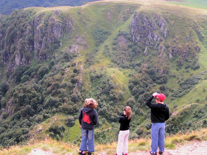 Zeb neemt een douche onder een waterval in de Vogezen