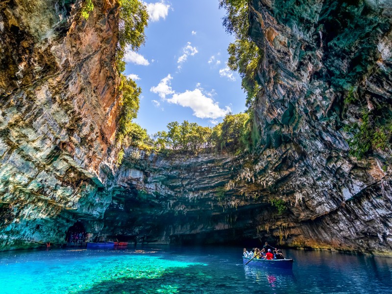 De prachtige Melissano grotten waar je doorheen kunt varen in Griekenland