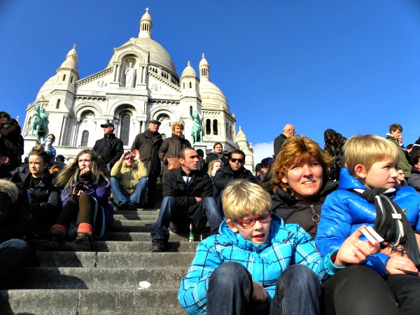 Op de trappen voor de Sacre Coeur