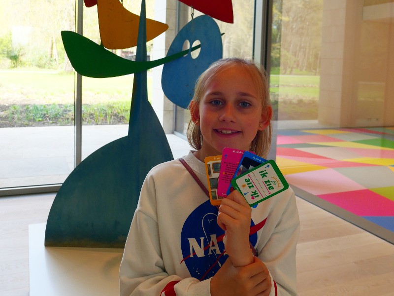 Met de kaartjes die de kinderen krijgen is het museumbezoek nog leuker