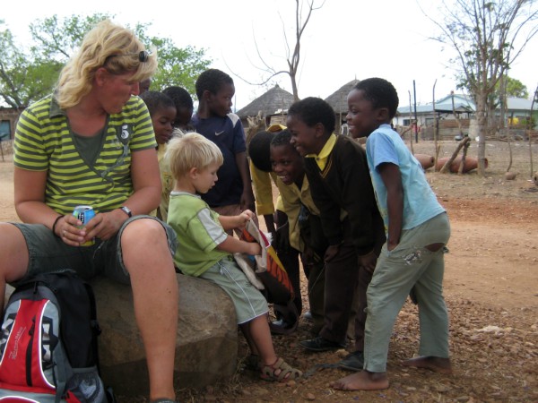 Tycho maakt vrienden in Afrika