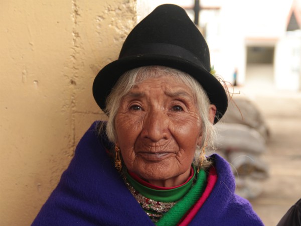 Kleurrijke vrouw in Otavalo