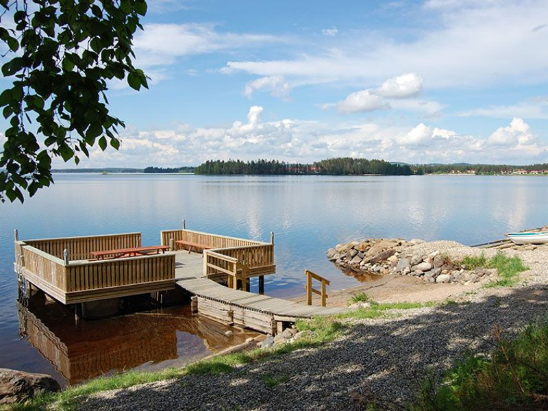 De bungalows liggen aan dit meer, het Sotkamo meer