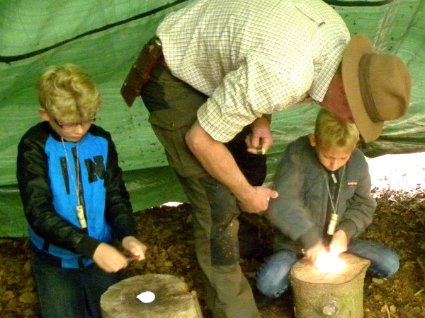 We leren vuur maken bij de Bushcraft