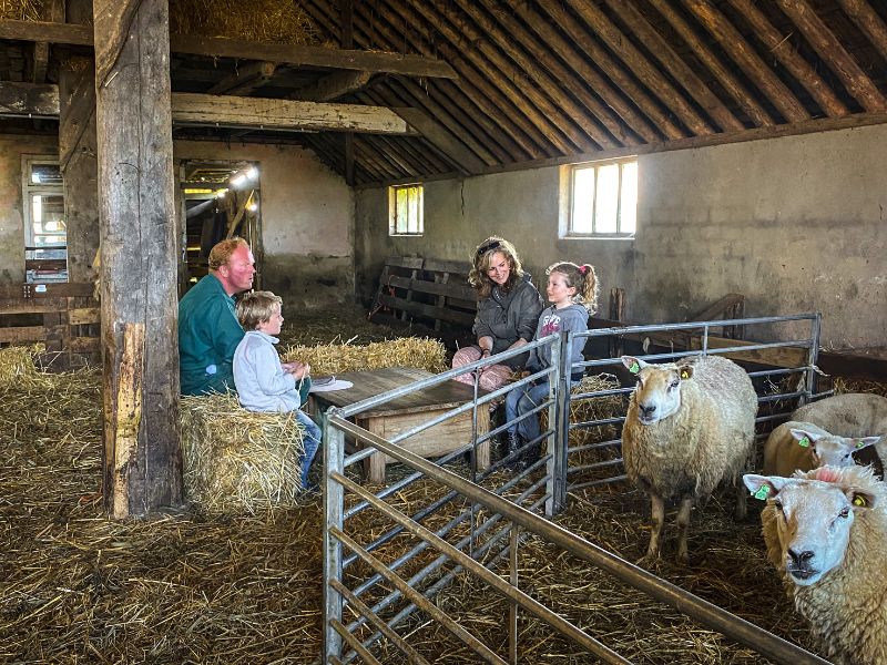 De kinderen praten met schapenboer Jan-Willem over wat ze gaan doen die dag