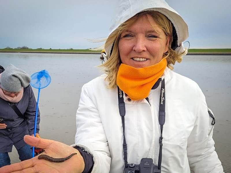 SAbine met een wadworm in haar hand