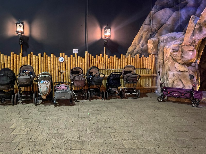 Parkeerplaats voor de kinderwagens bij Aquadome