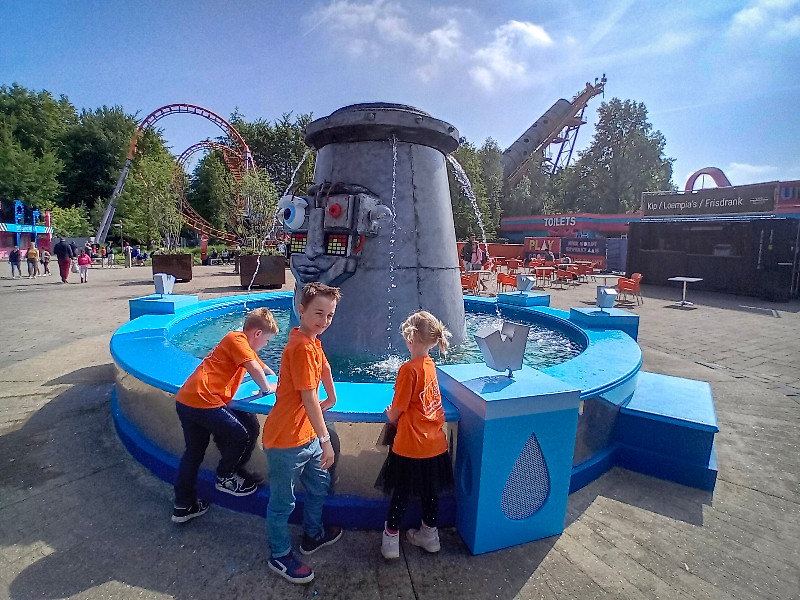 Bij de fontijn met op de achtergrond de Speed of Sound