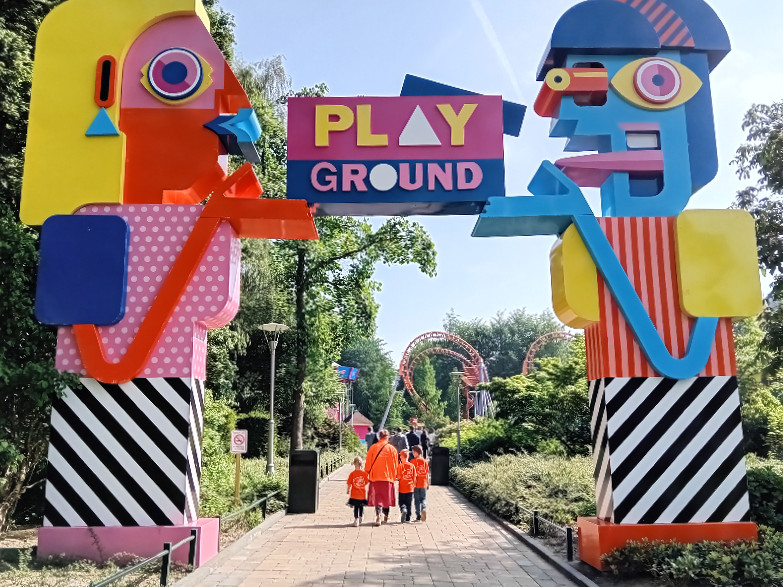 Ingang van Play Ground bij Walibi