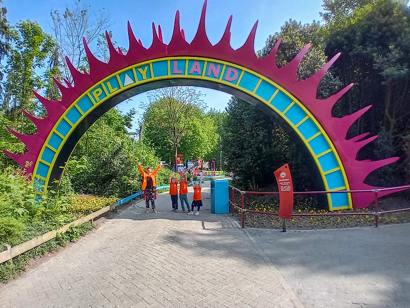 Emma met de kinderen bij de ingang van Playland