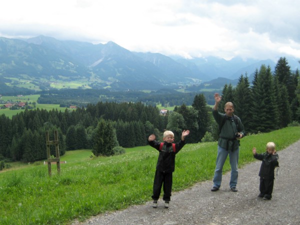 Een plaatje uit de oude doos: wandelen met de jongens als kleine kinderen in de Allgauer Alpen in Duitsland.