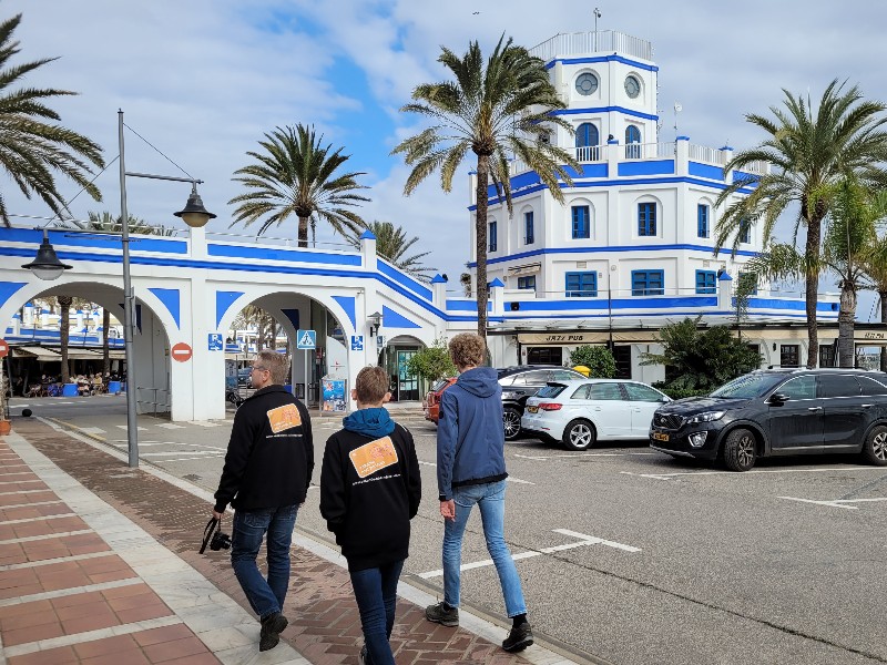 We maken een wandeling bij de haven van Estepona