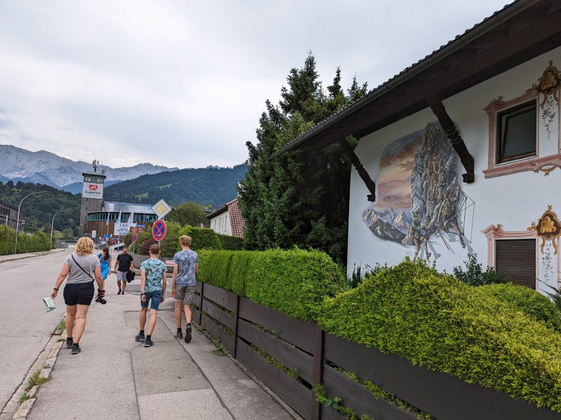 We wandelen langs de mooie gebouwen in Garmisch naar de Zugspitzbahn
