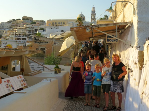 Wandelen in Fira bij zonsondergang