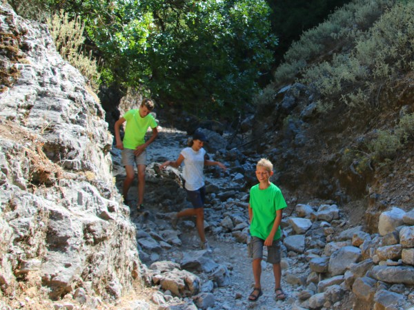 De kinderen vinden wandelen in de Imbros kloof helemaal leuk!