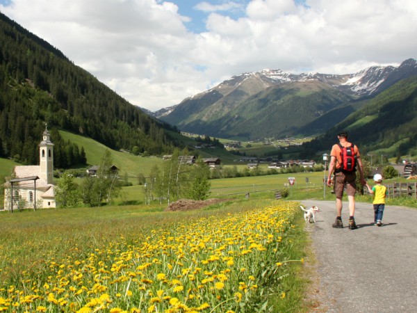 Wandelen bij de dorpjes in Zuid-Tirol