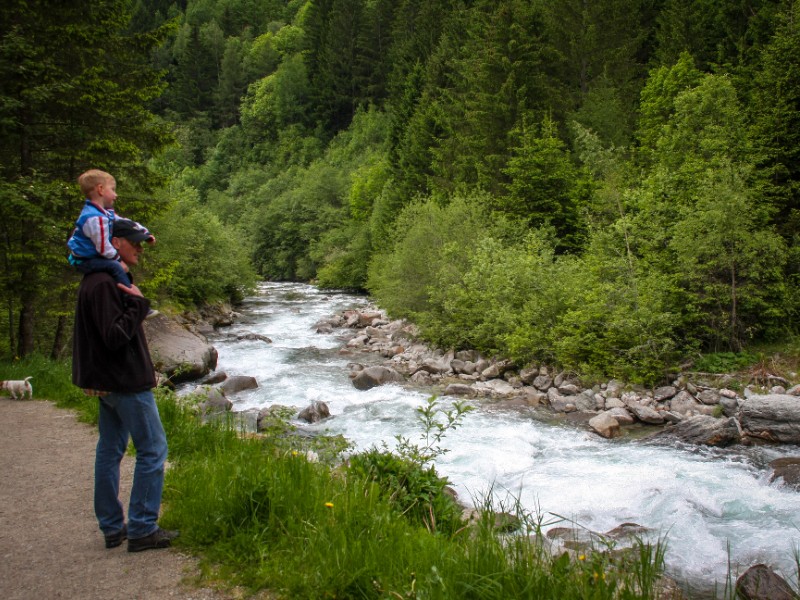 Wandelen naar het eerste niveau van de Reinbach Watervallen