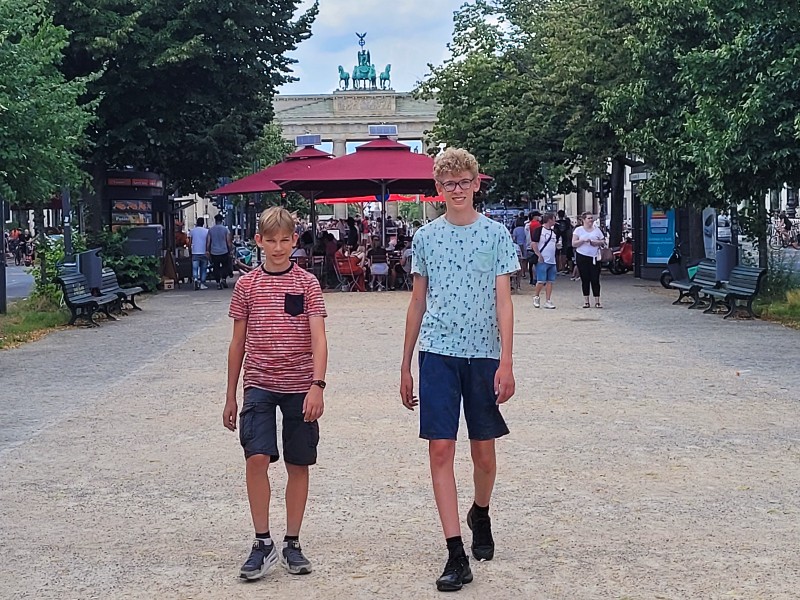 Wandelen Unter den Linden met de Brandenburger Tor op de achtergrond