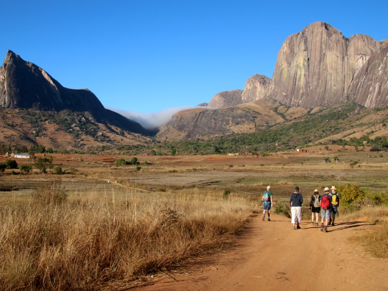 We wandelen tussen de prachtige bergketen van Tsaranoro