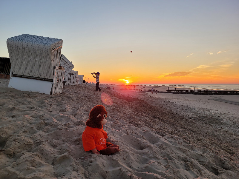 Apie op het strand bij zonsondergang op Wangerooge