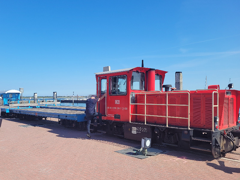 De trein staat op je te wachten bij aankomst op Wangerooge